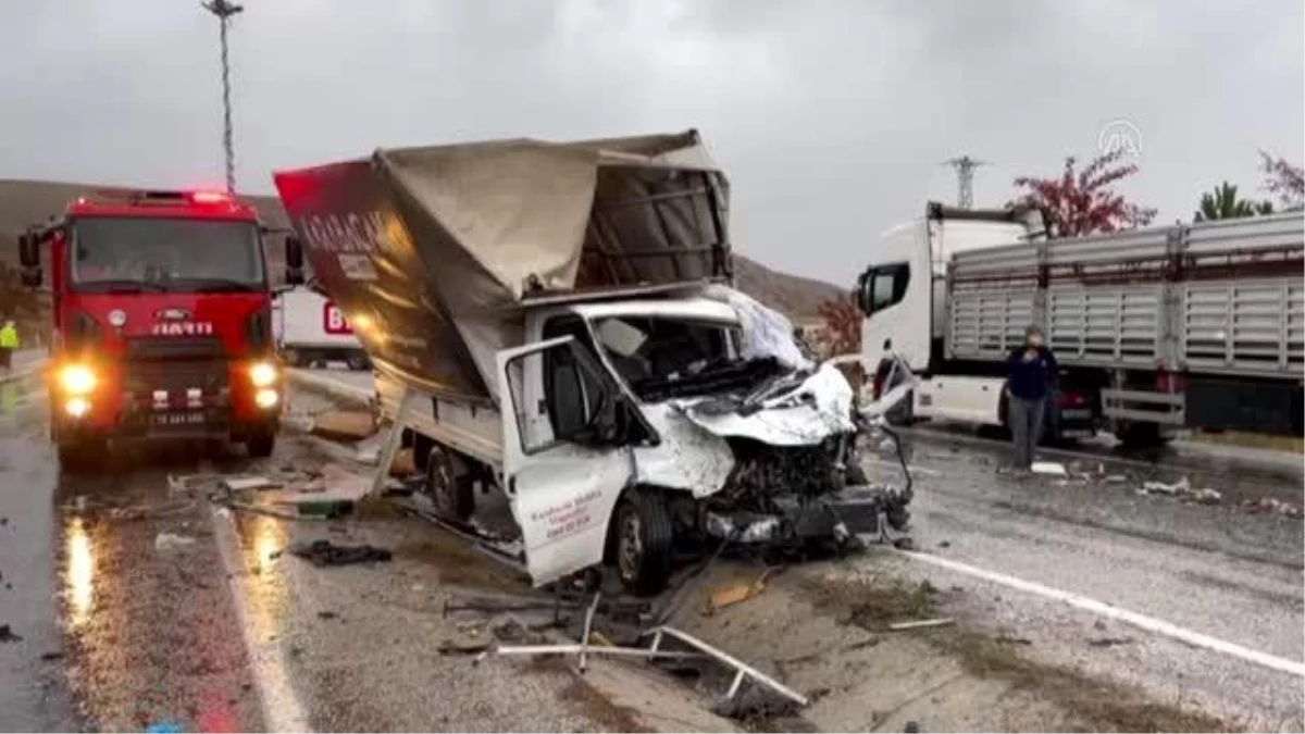 Son dakika haberi | Kamyonla kamyonetin çarpıştığı kazada iki kişi yaralandı