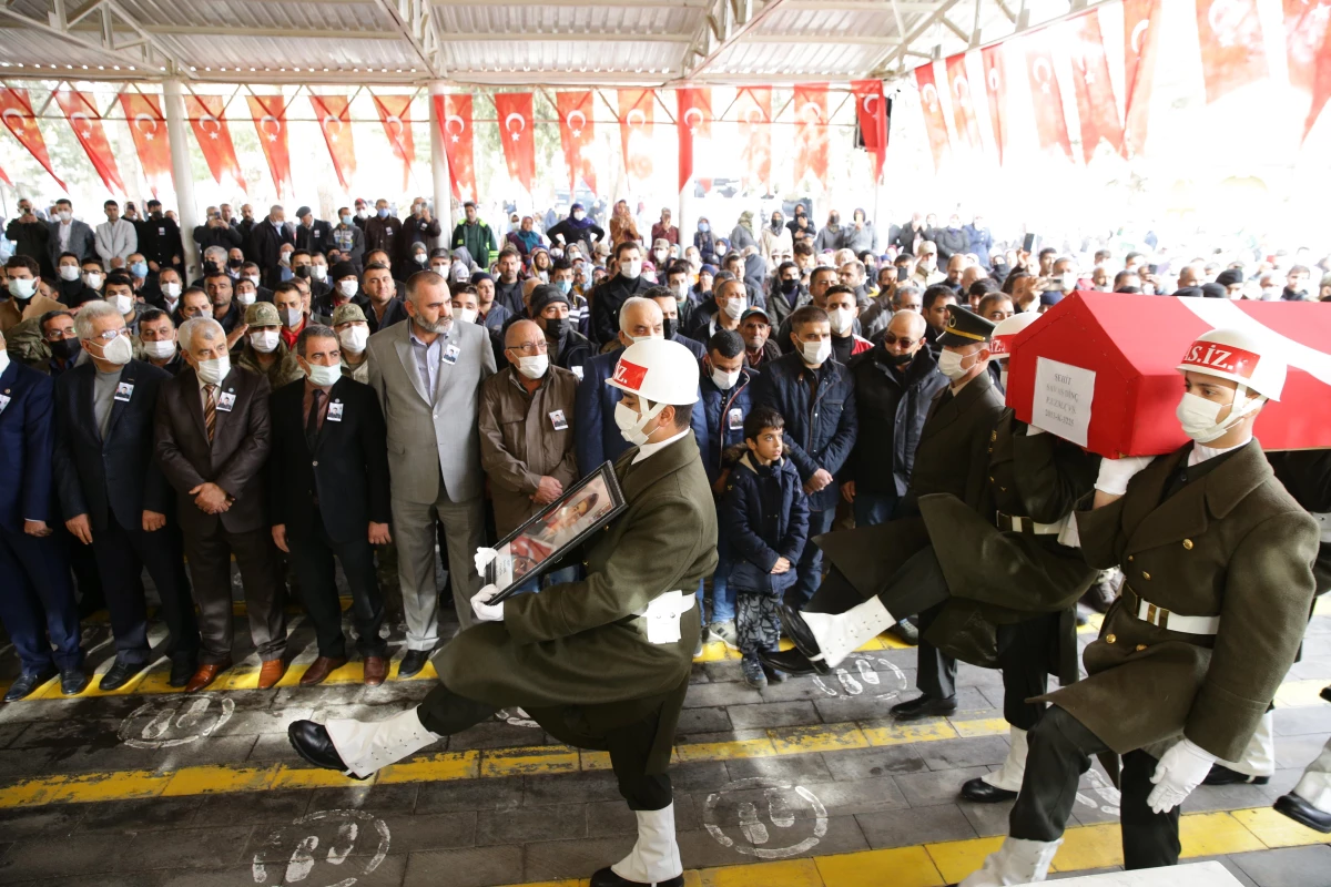 Son dakika gündem: GAZİANTEP - Kilis\'teki hudut birliğinde şehit düşen asker, son yolculuğuna uğurlandı (2)