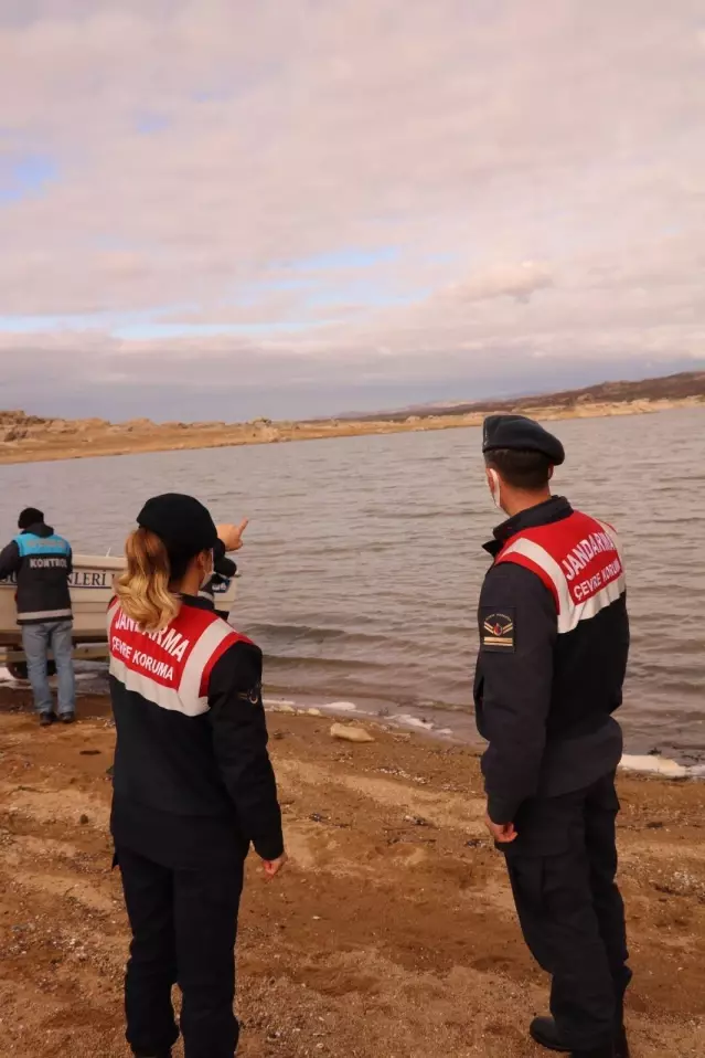 Kırklareli'nde kaçak avcıların baraj gölüne serdiği ağlar drone ile tespit edildi