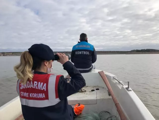 Kırklareli'nde kaçak avcıların baraj gölüne serdiği ağlar drone ile tespit edildi