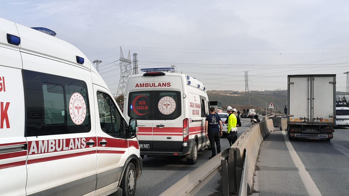 Kocaeli\'de beton bariyerlere çarpan otomobildeki anne ve oğlu yaralandı