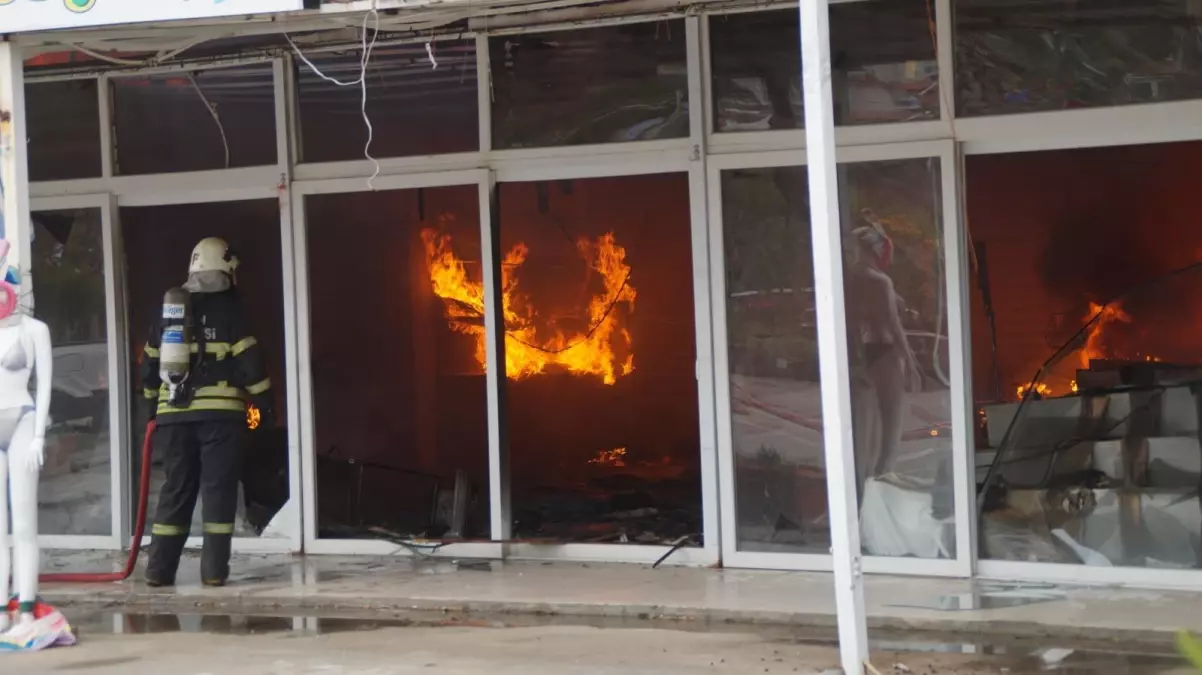Kuşadası'nda 48 iş yerinin bulunduğu çarşıda yangın (2)