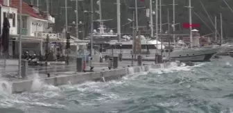 Marmaris'te kuvvetli rüzgar hayatı olumsuz etkiledi