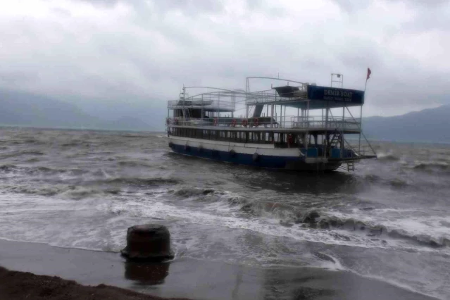 Marmaris'te şiddetli rüzgar hayatı olumsuz etkiledi