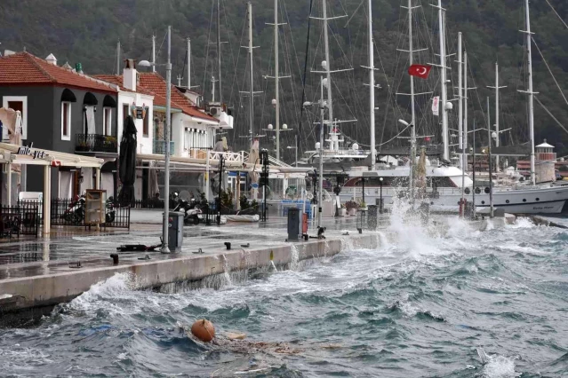 Marmaris'te şiddetli rüzgar hayatı olumsuz etkiledi