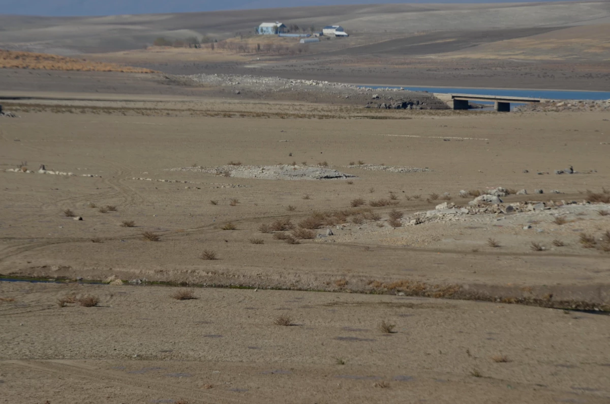 Muş Alparslan-1 Barajı\'nın su seviyesi büyük oranda düştü
