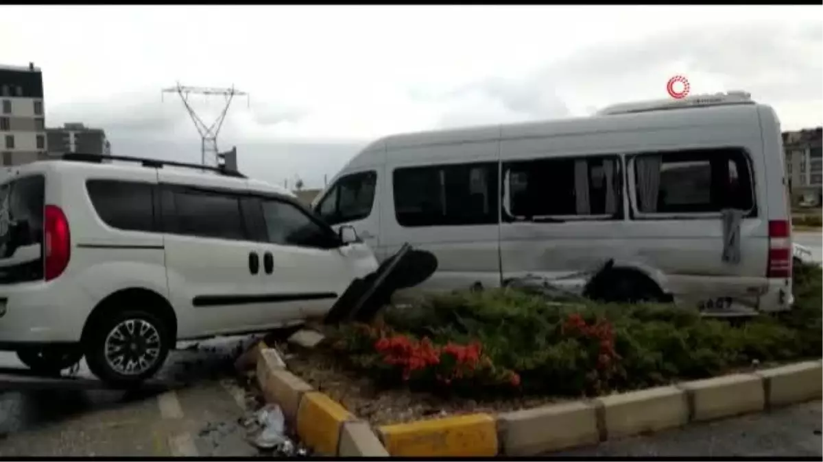 Öğrencileri taşıyan minibüsle hafif ticari araç çarpıştı: 11 yaralı