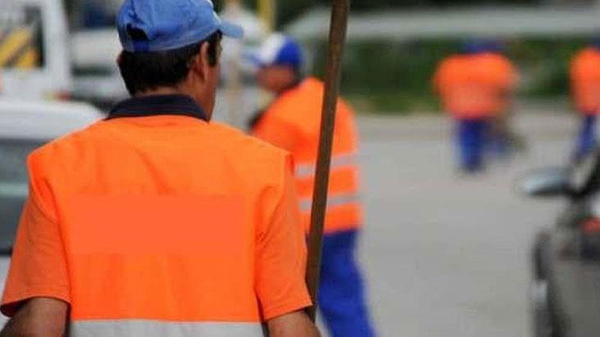 Temizlik işçisi parkta çöp toplarken para dolu çanta buldu! Hemen polise teslim etti!