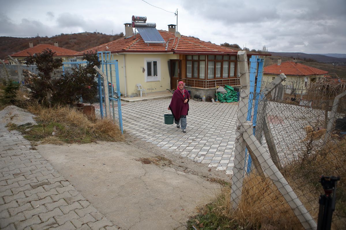 Şehir hayatından sıkılıp köye yerleşen emekli çift 60 mandalı mandıra sahibi oldu