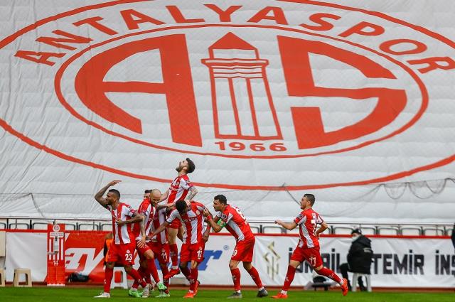 Süper Lig'de süper maç! Antalyaspor, devlere kök söktüren Alanyaspor'a derbide gol yağdırdı