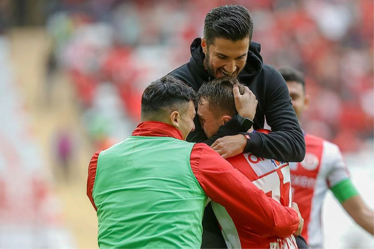 Süper Lig\'in bir başka süper derbisi! Antalyaspor, devlere kök söktüren Alanyaspor\'a gol oldu yağdı