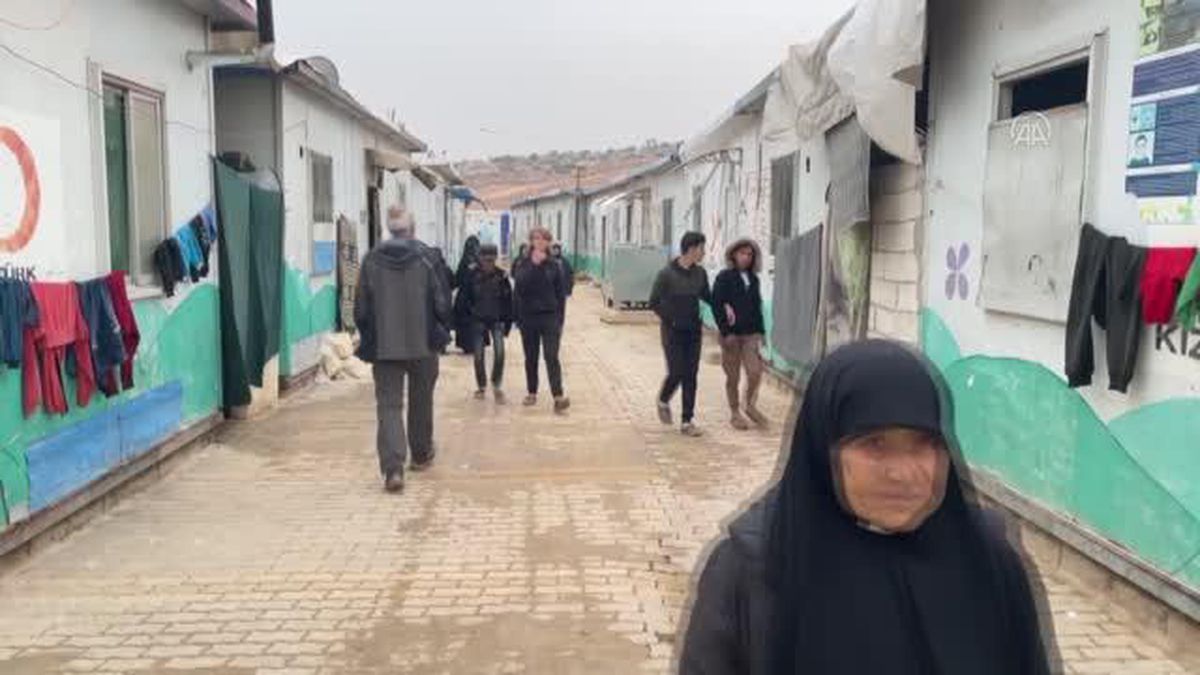 Taybe Yetimhanesi'nin çocukları her şeyden habersiz oyunlarını oynuyor