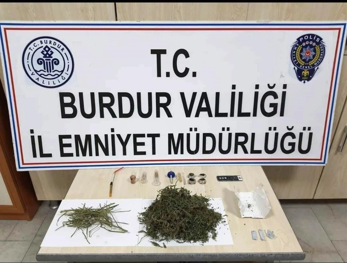 Son dakika haberleri! Uyuşturucu tacirinin üzerinden polis rozeti çıktı