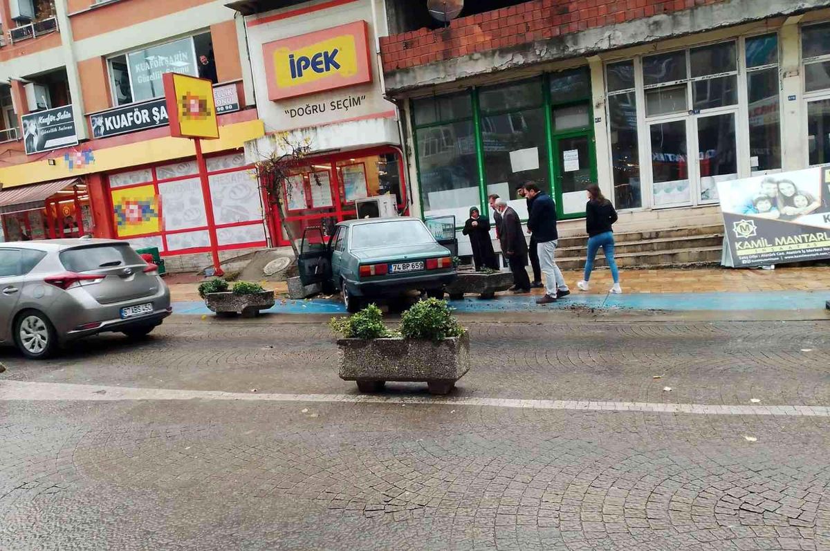 Yoldan çıkan aracı beton saksılar durdurdu