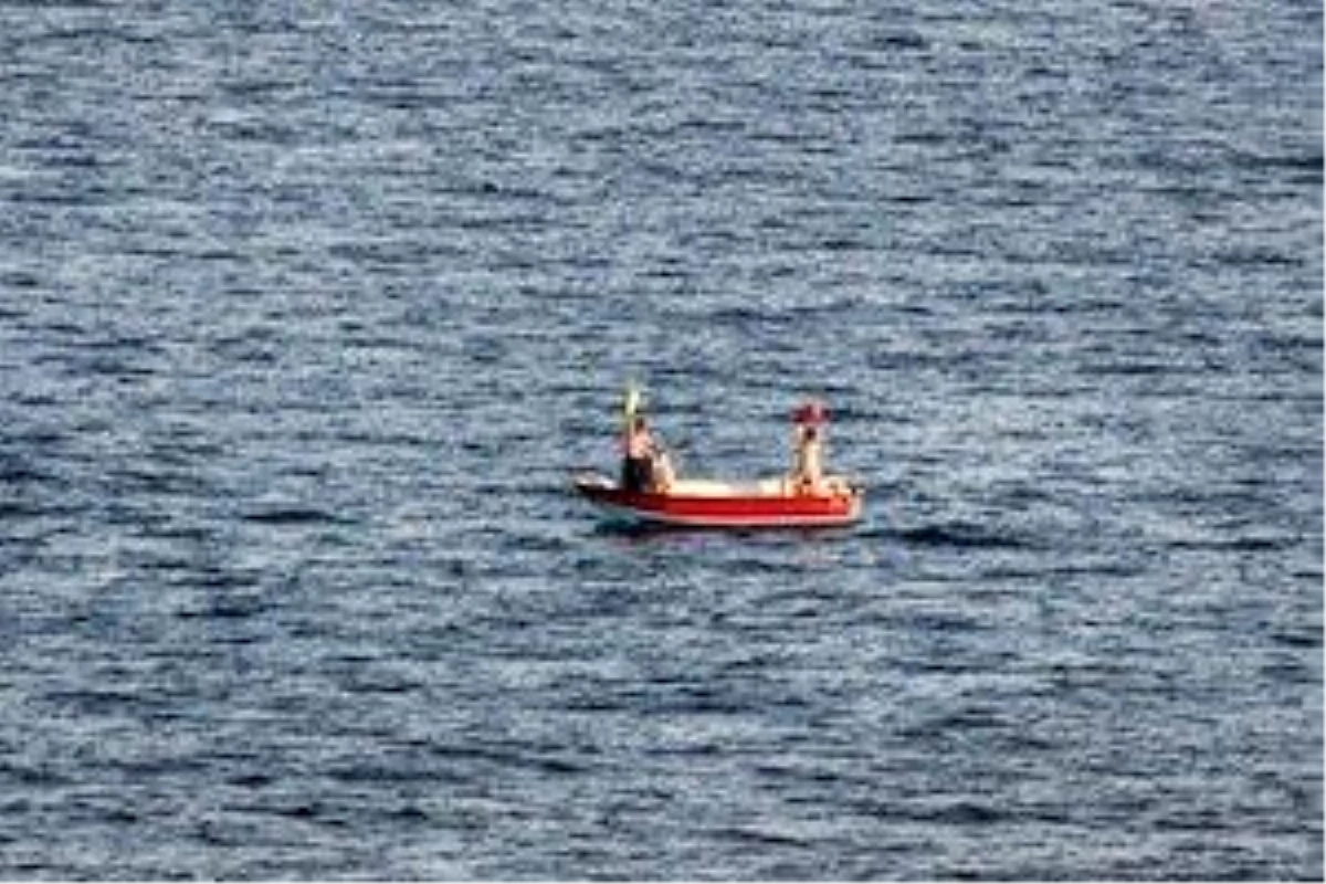 ABD Donanması, Umman Körfezi\'nde 2 İranlı balıkçıyı kurtardı