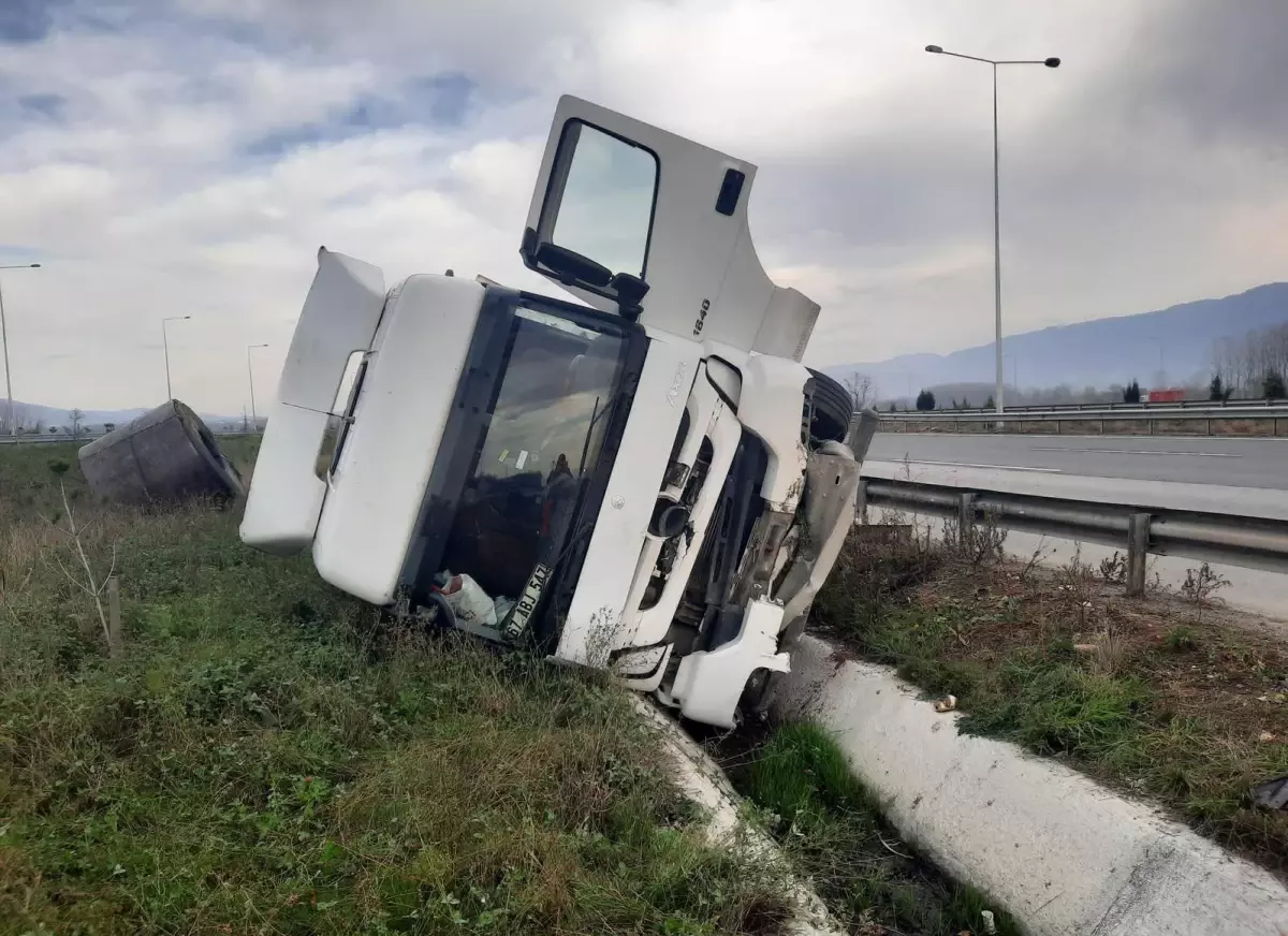 Anadolu Otoyolu\'nun Sakarya kesiminde devrilen tırdaki iki kişi yaralandı