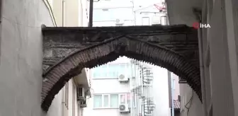 Apartmanların içinden çıkan tarihi kemerler görenleri şaşırtıyor