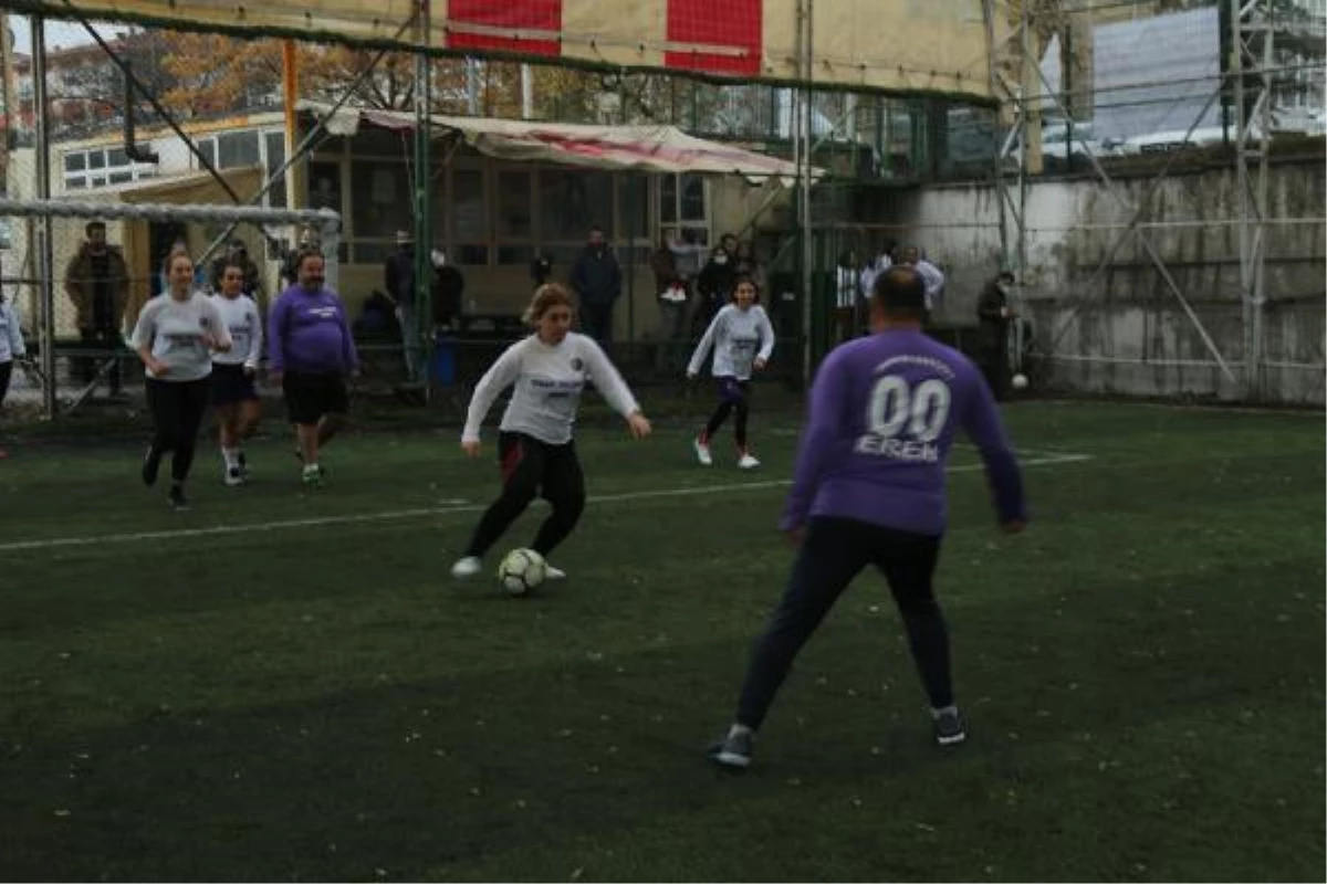 Avukatlardan \'kadına yönelik şiddet\'e karşı futbol maçı
