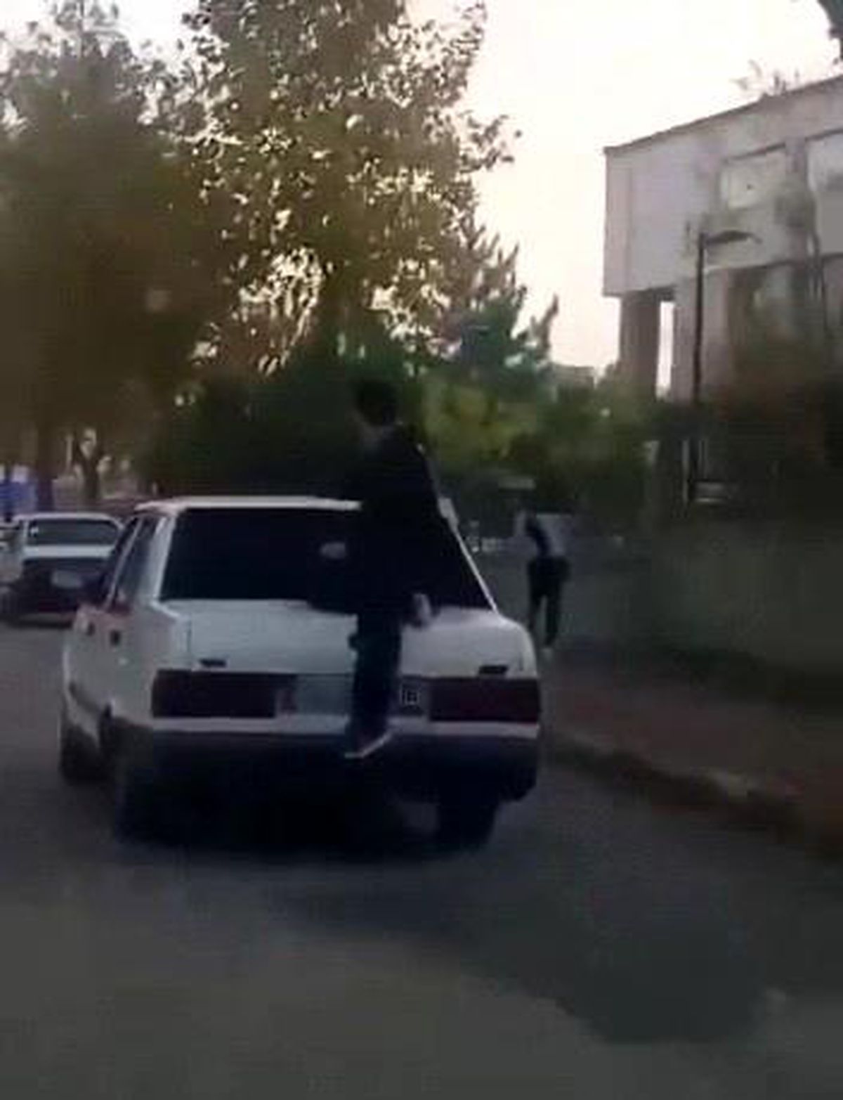 Bagaj kapısı üzerinde yolculuk yaptı