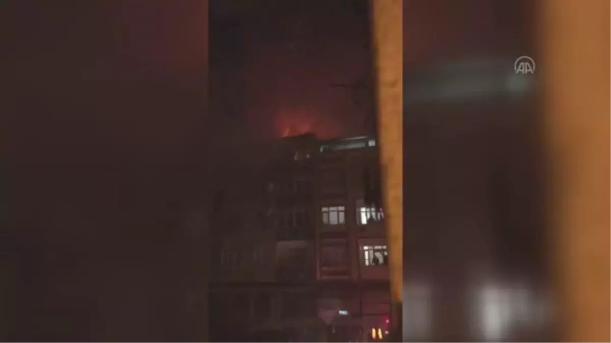 Son dakika haberleri! Bağcılar\'da 5 katlı binanın çatısında yangın çıktı