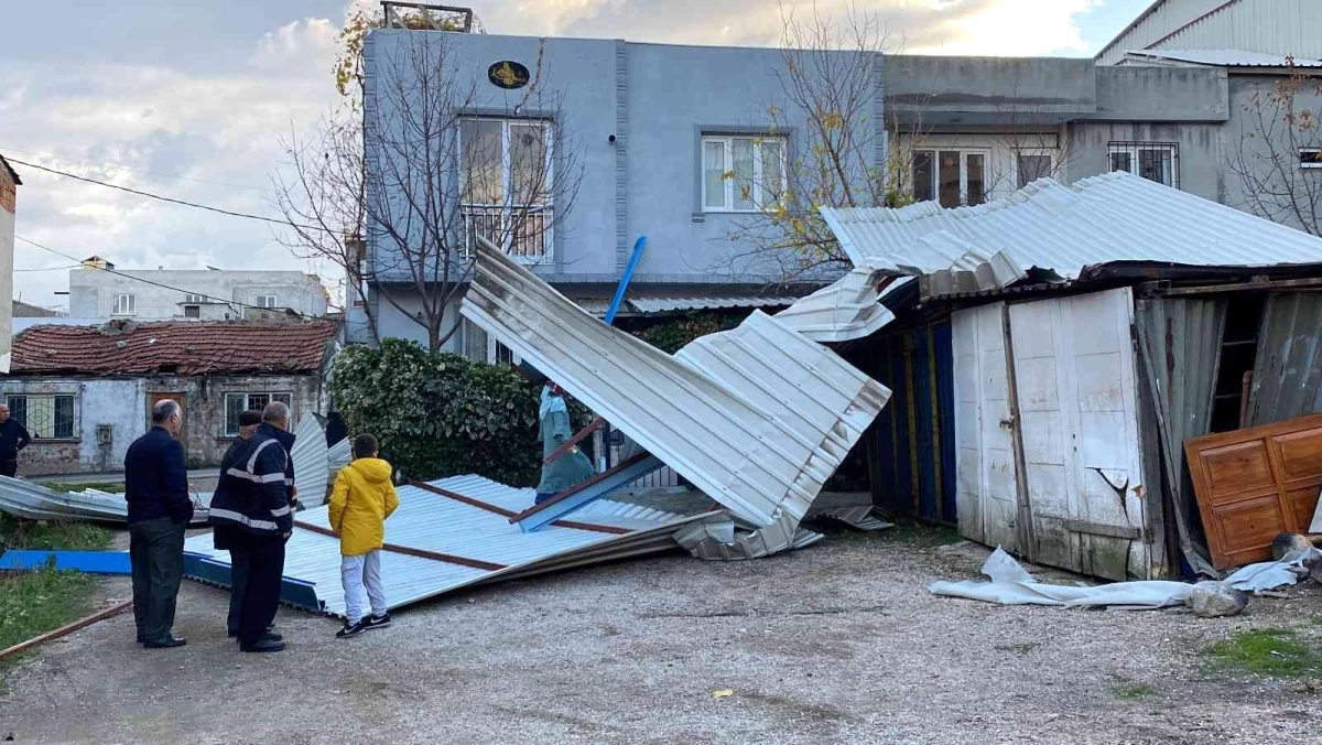 Lodos hayatı felç etti! Sabah kalkanlar evlerinin çatısını bulamadı