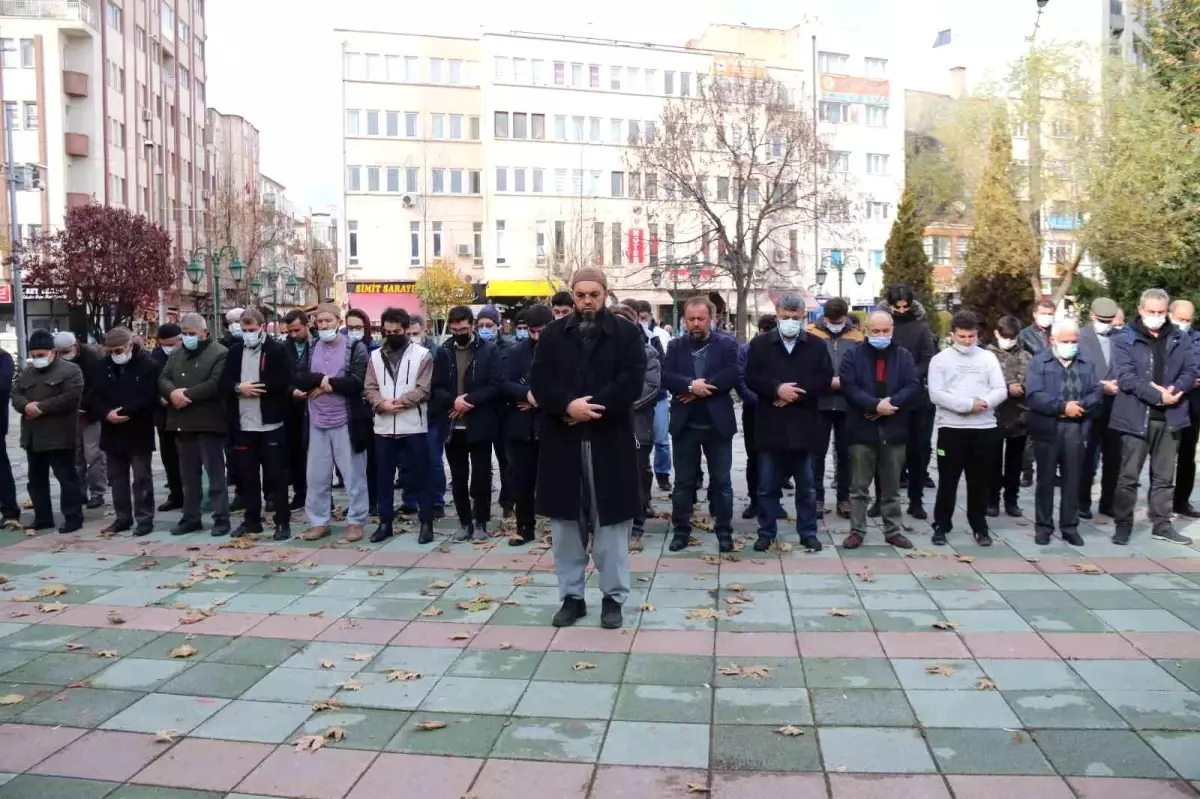 Son dakika... Bursa\'daki kazada hayatını kaybeden İHH gönüllüleri için gıyabi cenaze namazı kılındı