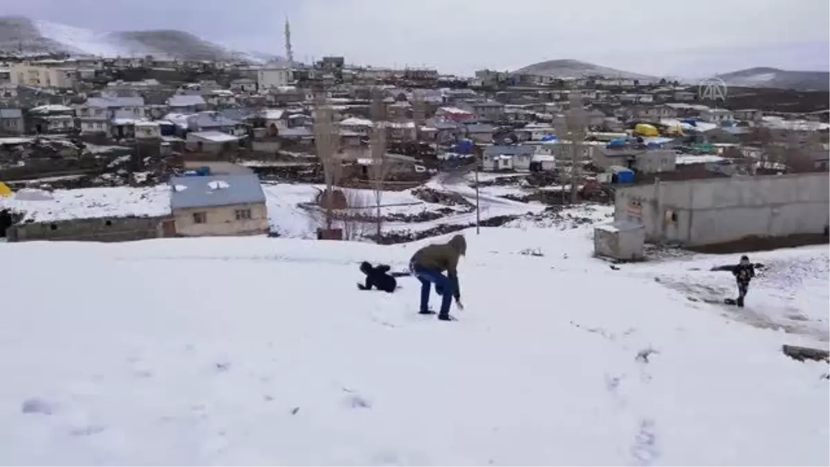 Çocuklar kar topu oynayıp kızakla kayarak eğlendi