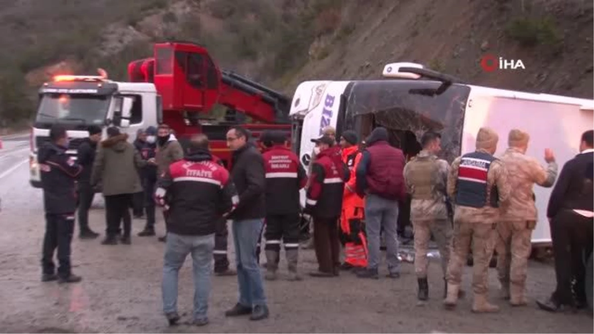 Erzincan\'da yolcu otobüsü devrildi: 24 yaralı