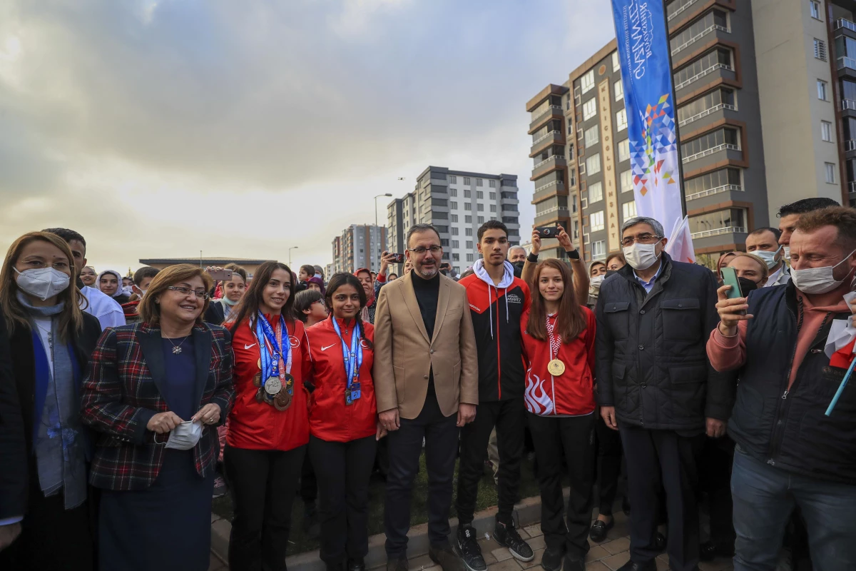 GAZİANTEP - Gençlik ve Spor Bakanı Kasapoğlu, spor tesislerinin toplu açılış töreninde konuştu