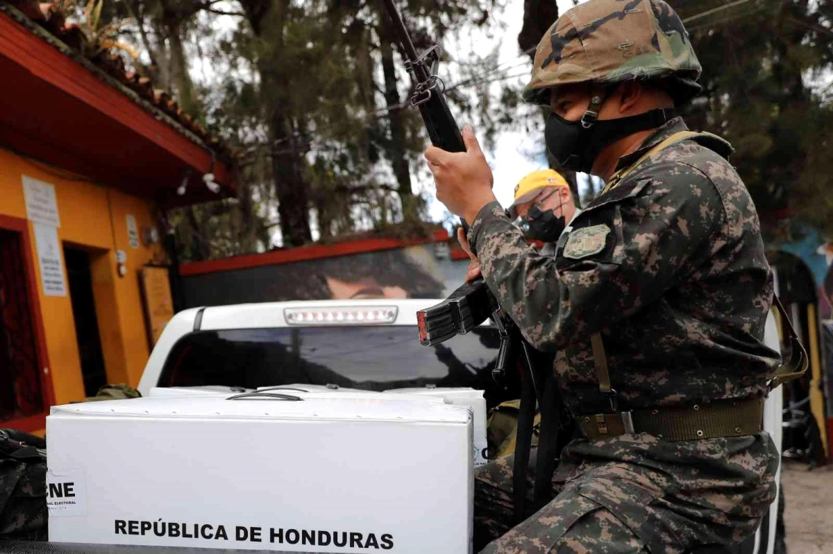Honduras\'ta halk devlet başkanlığı ve genel seçimler için sandık başında