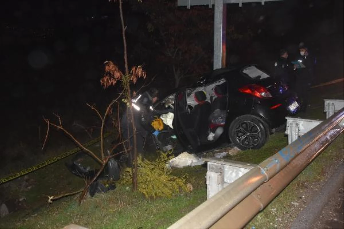 Son dakika haberi... İzmir\'de kontrolden çıkıp kaza yapan otomobilin sürücüsü öldü