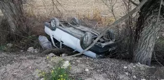 Kayganlaşan yolda takla atan otomobilden yara almadan kurtuldu