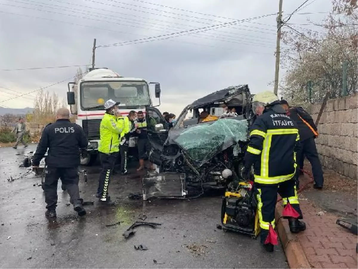 Son dakika haberi! Kayseri\'de beton mikseri ile minibüs çarpıştı: 1 ölü