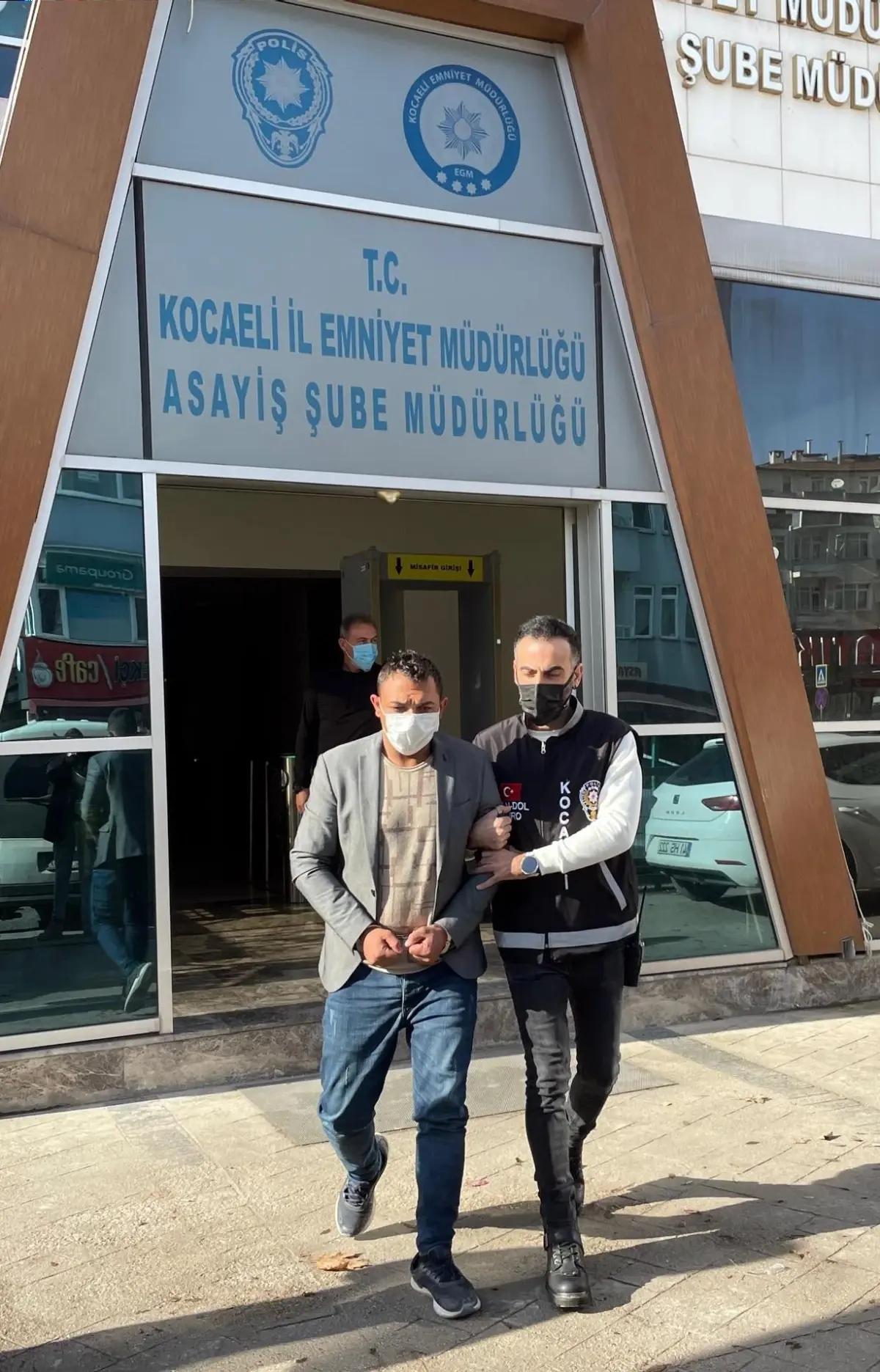 Kocaeli\'de suçüstü yakalanan dolandırıcılık şüphelisi serbest bırakıldı