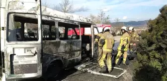 Park halindeki minibüs alevlere teslim oldu