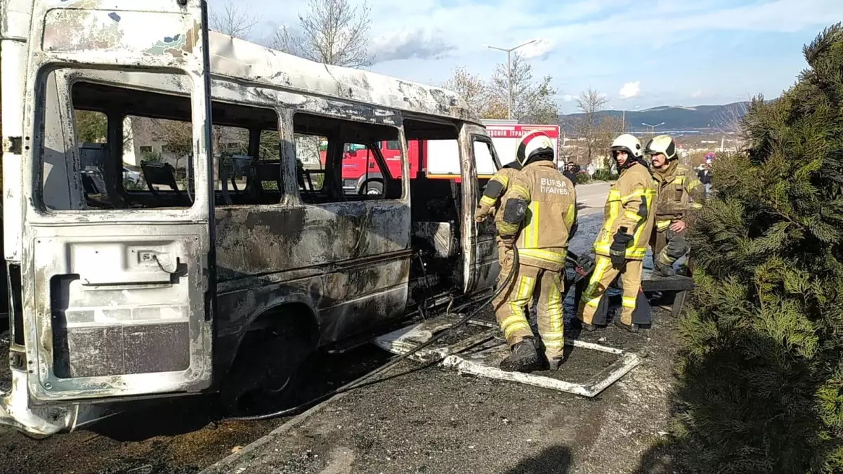 Park halindeki minibüs alevlere teslim oldu