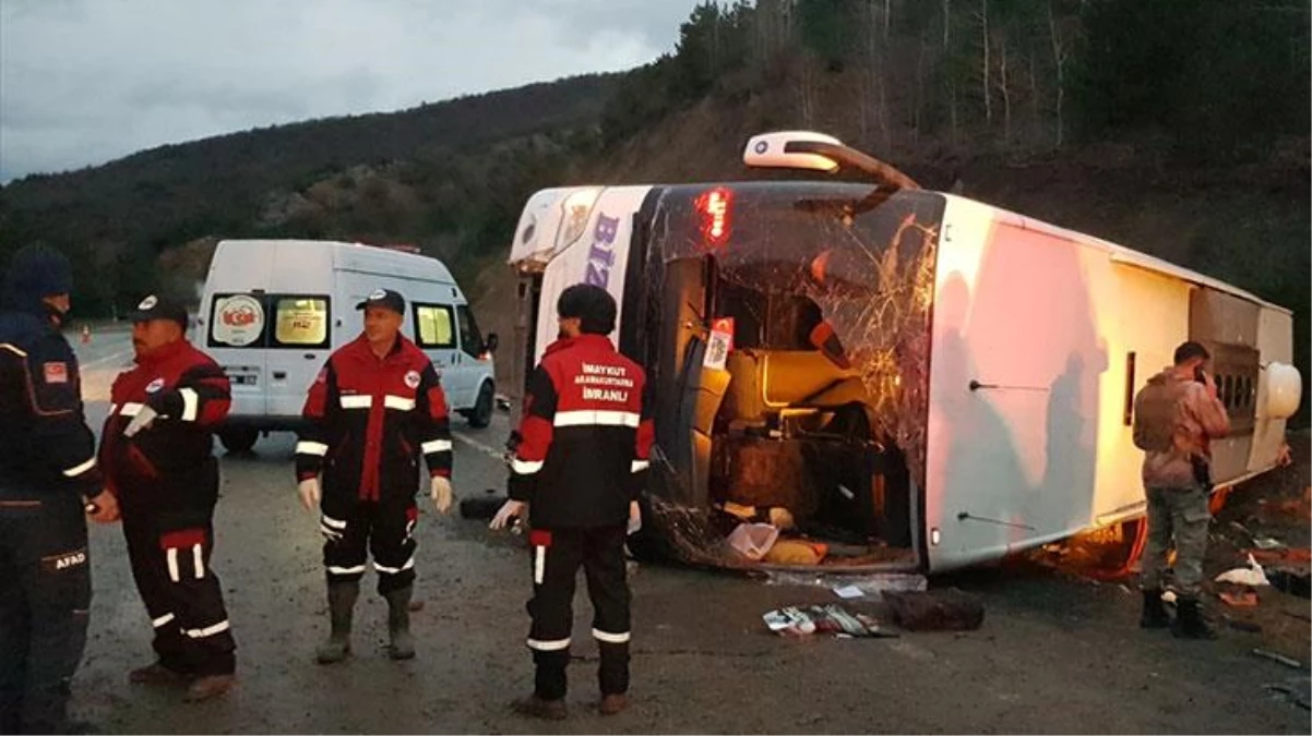 Son dakika! Erzincan\'da yolcu otobüsü devrildi: Biri ağır 22 yaralı var