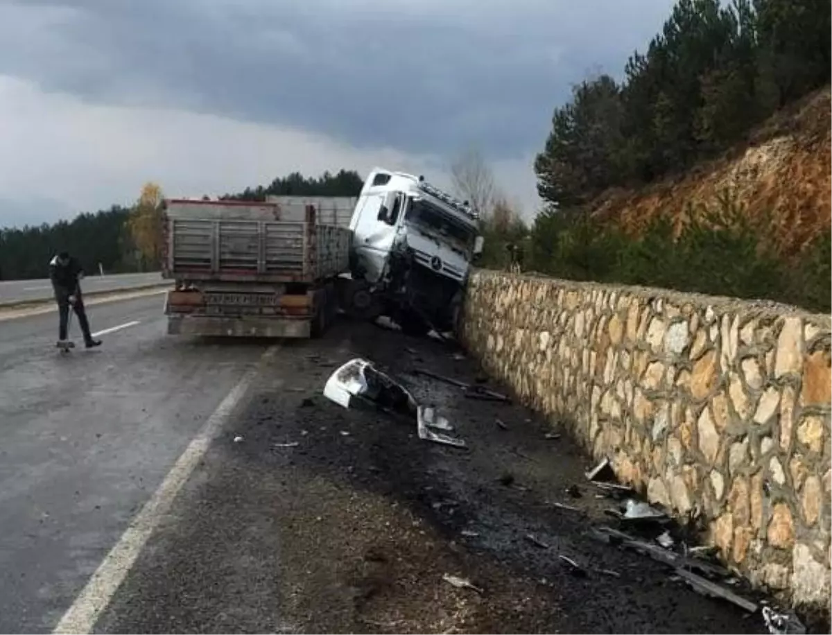 Yoldan çıkan tır, istinat duvarına çarptı