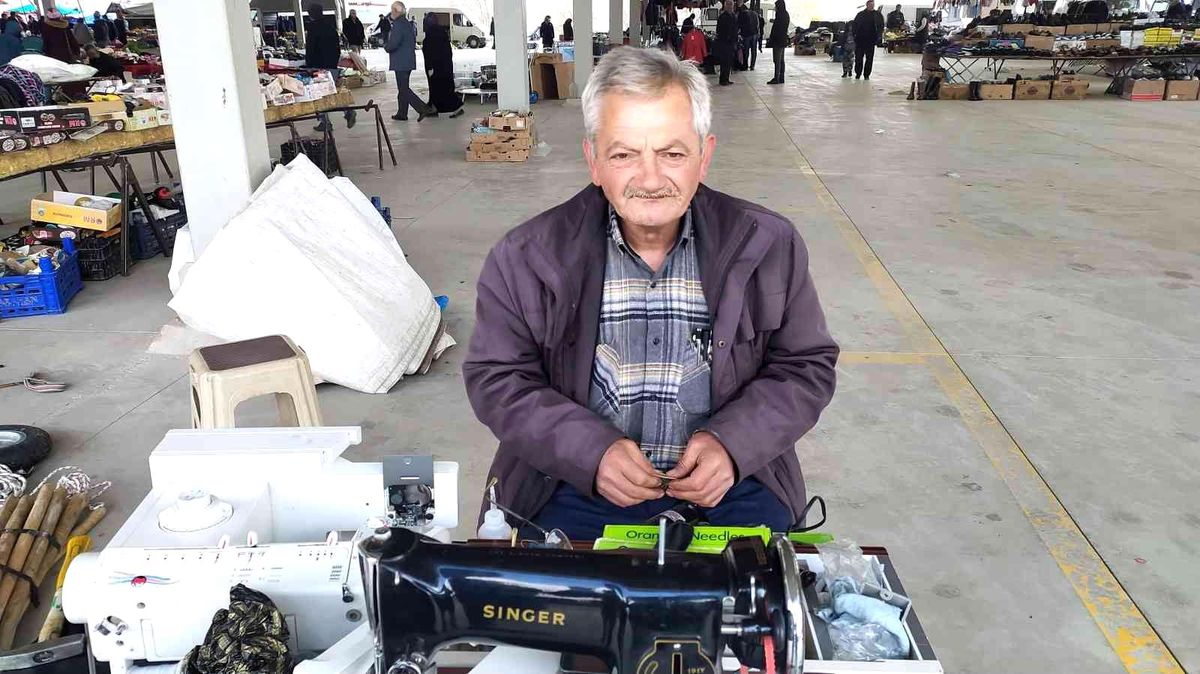45 yıldır seyyar dikiş makinesi tamirciliği yapıyor