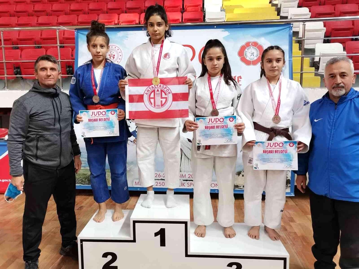 Antalyaspor Judo Takımı\'ndan 5 madalya