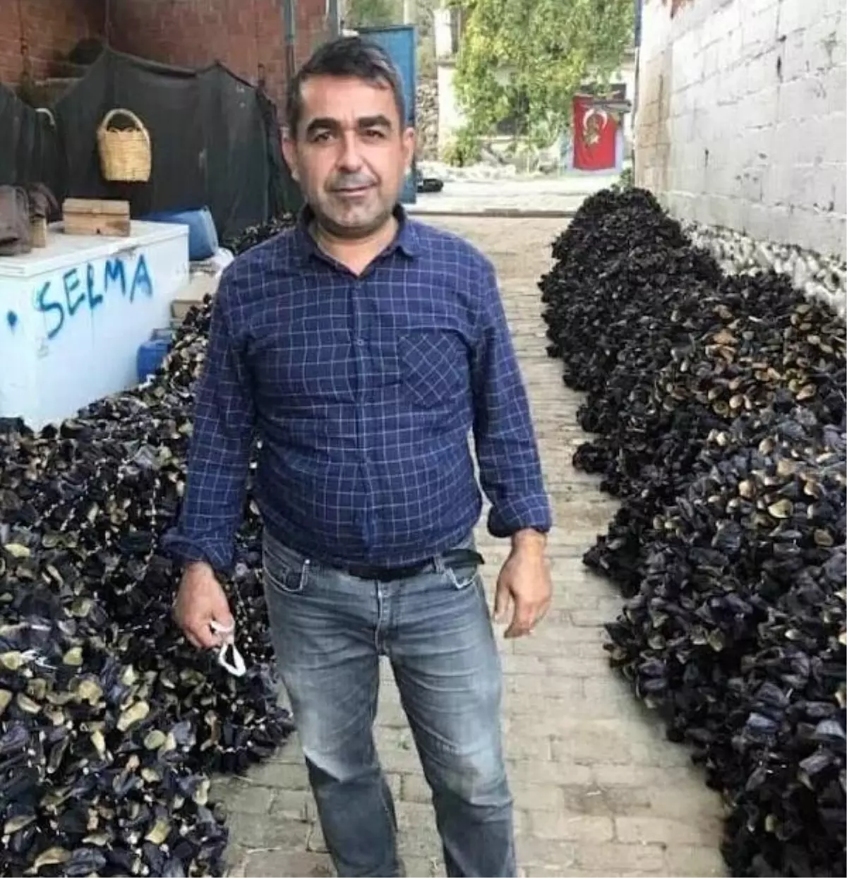 Avda kavga eden köpeklerini ayırmak isterken kazara kendini vurdu