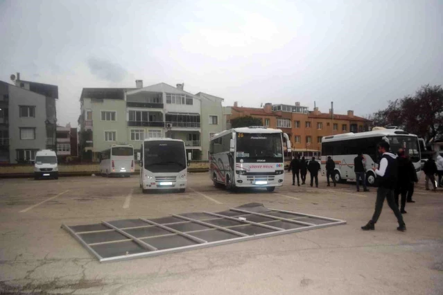 Ayvalık'ta dev güneş paneli otogara uçtu