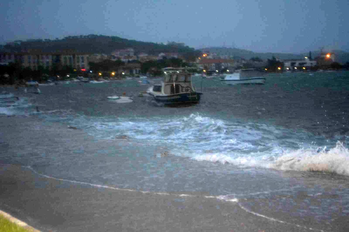 Ayvalık\'ta fırtına 4 balıkçı teknesini batırdı