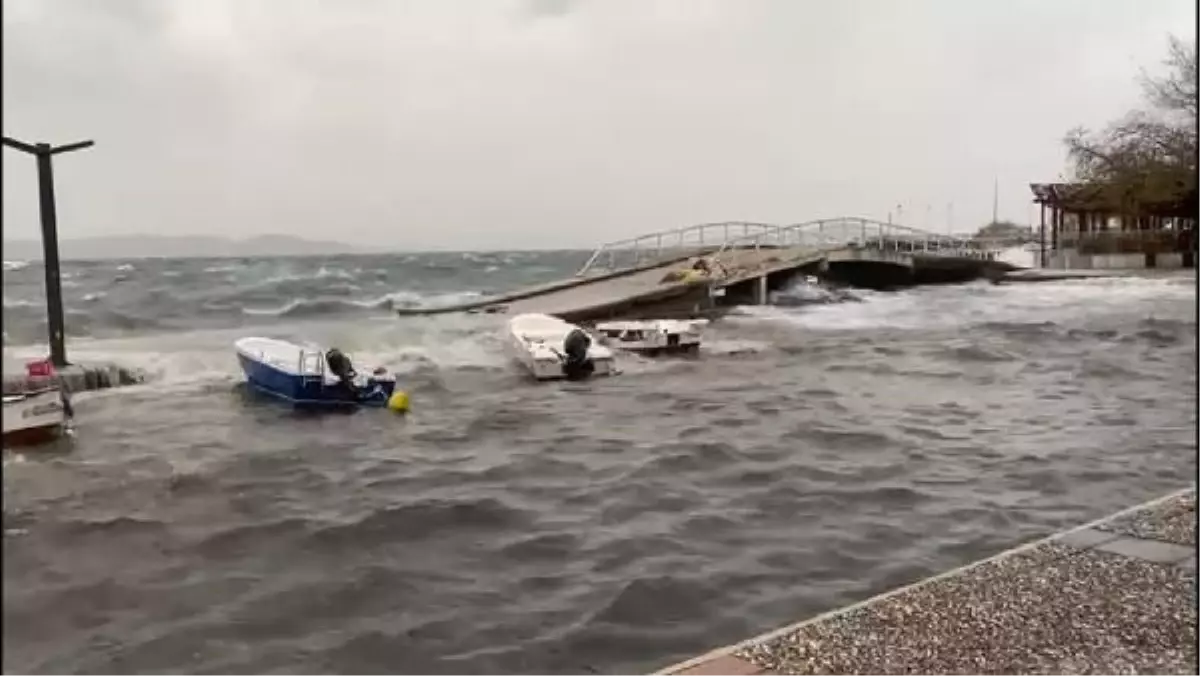 BALIKESİR\'DE KUVVETLİ RÜZGAR; SAHİLDEKİ RESTORANLARI SU BASTI