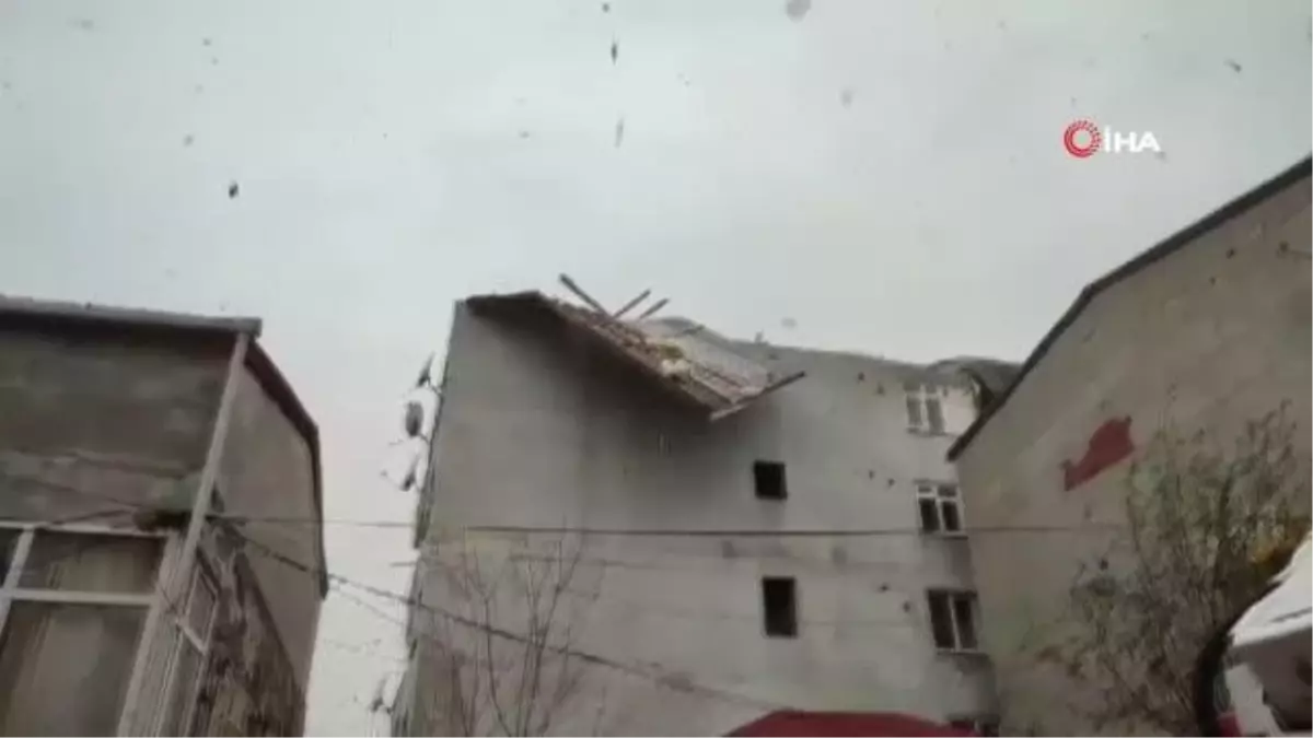 Başakşehir\'de şiddetli lodos iş yeri ve binaların çatılarını uçurdu