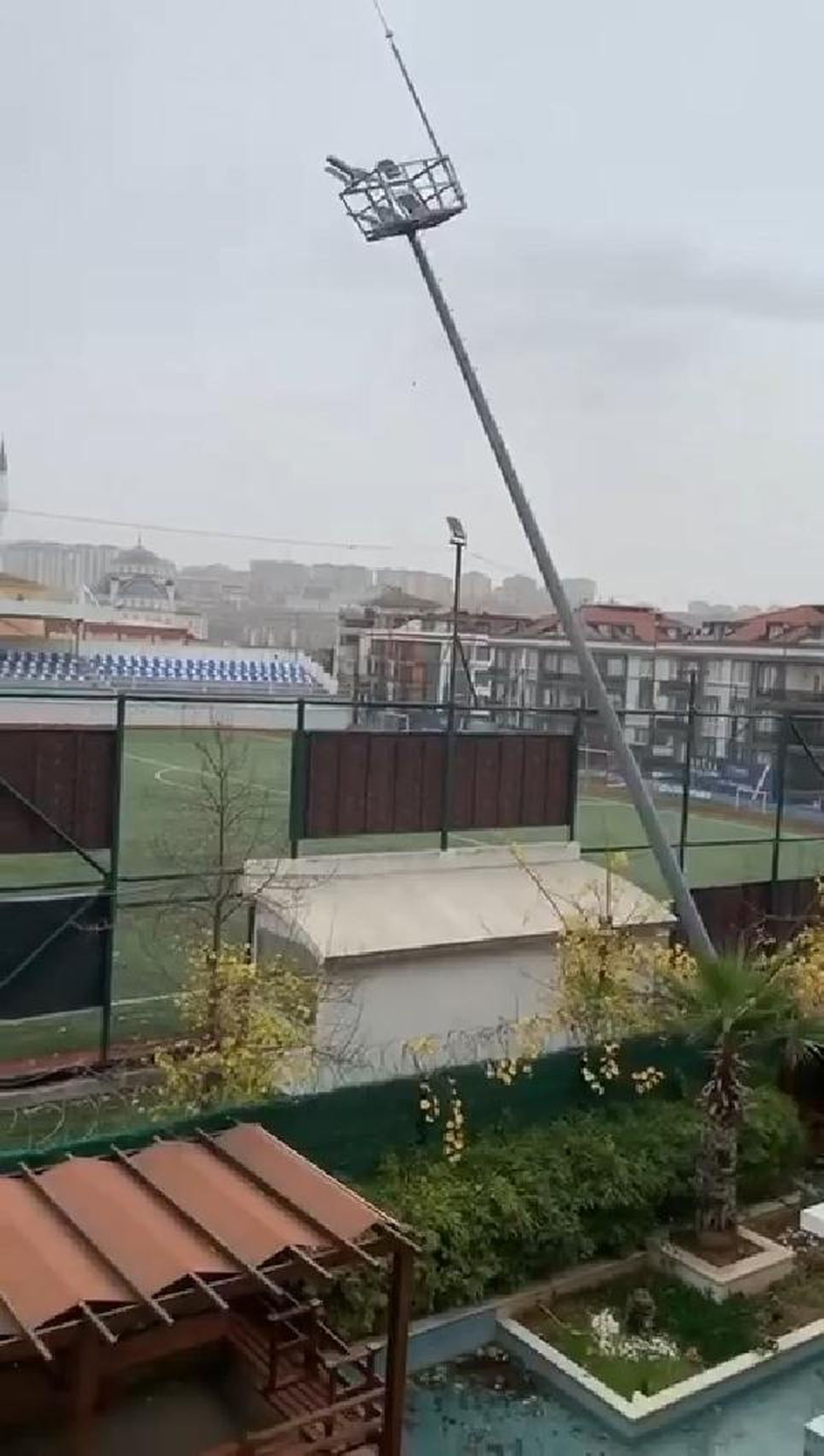 Beylikdüzü Kavaklı Stadı\'nın aydınlatma direği devrildi