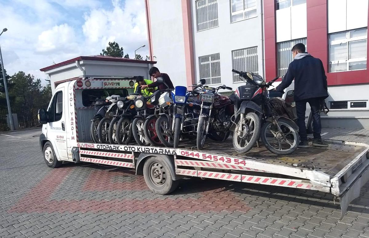 Bir buçuk saatlik denetimde 12 tescilsiz motosiklet ele geçirildi