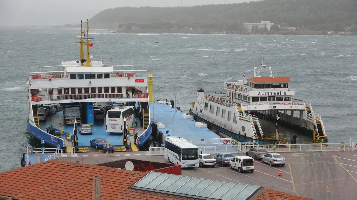 Çanakkale Boğazı\'nda fırtına etkili oluyor