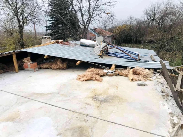 Çanakkale'de fırtına bir evin çatısını uçurdu