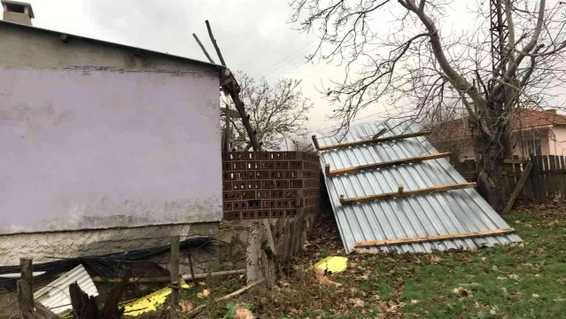 Çanakkale'de fırtına bir evin çatısını uçurdu